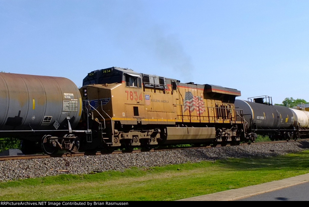 UP 7834 MidTrain Helper on NS